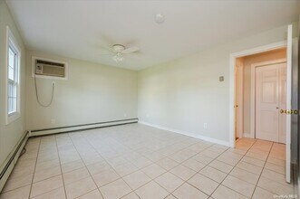 85 Hilltop Rd in Levittown, NY - Building Photo - Building Photo