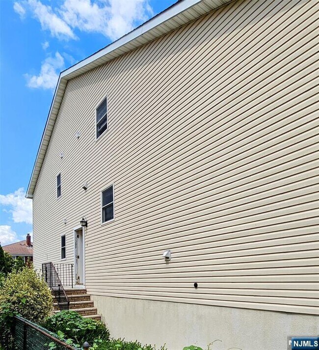 366 2nd in Lyndhurst, NJ - Building Photo - Building Photo
