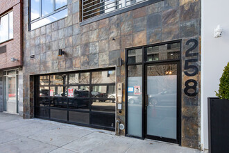 258 N 9th St in Brooklyn, NY - Foto de edificio - Building Photo