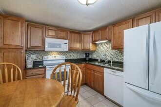8 9th St, Unit 111 in Medford, MA - Foto de edificio - Building Photo