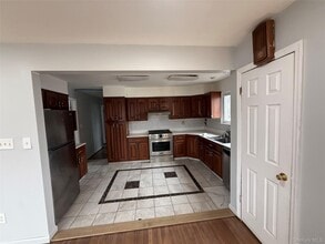 28 Weir St in Hempstead, NY - Building Photo - Building Photo