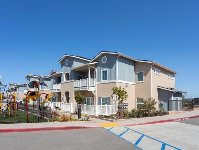 Guadalupe Court Apartments in Guadalupe, CA - Building Photo - Building Photo