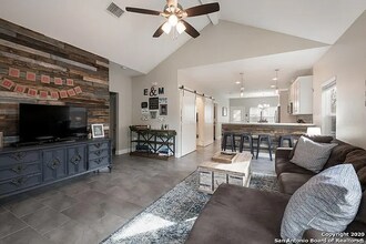626 W Lullwood Ave in San Antonio, TX - Building Photo - Building Photo