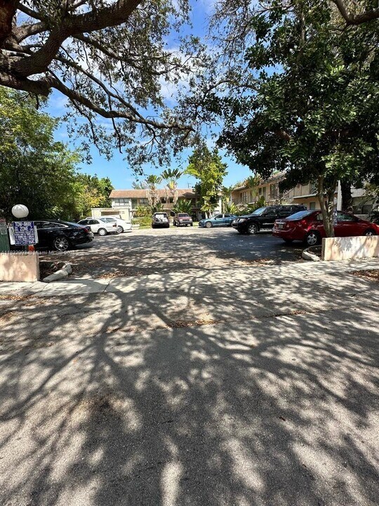 2225 Monroe St in Hollywood, FL - Building Photo