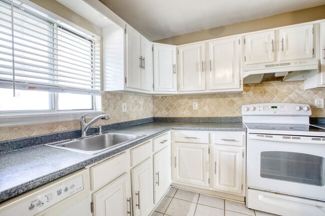 15 Renwick St in Stamford, CT - Building Photo - Building Photo