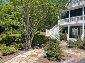 911 Creekside Ct in Helena, AL - Building Photo