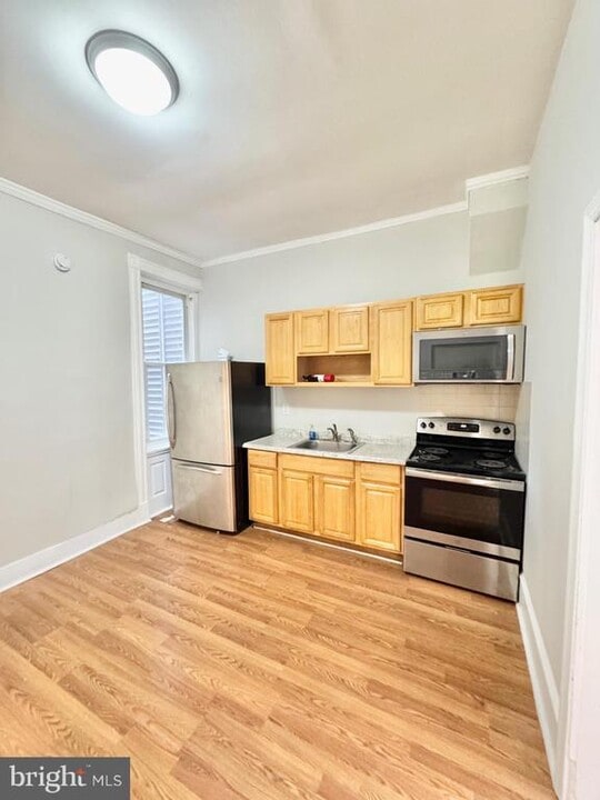 1813 W Thompson St in Philadelphia, PA - Building Photo