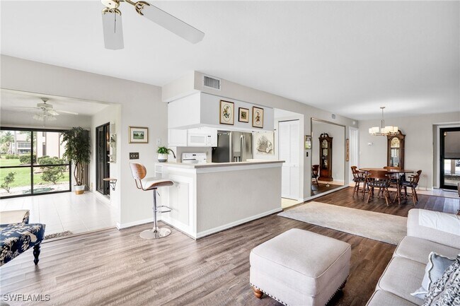 5905 Trailwinds Dr in Ft. Myers, FL - Building Photo - Building Photo