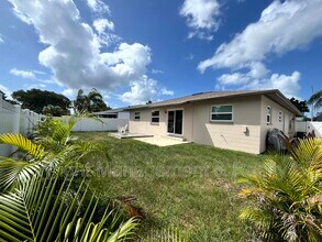 1403 Stonehaven Way in Tarpon Springs, FL - Foto de edificio - Building Photo