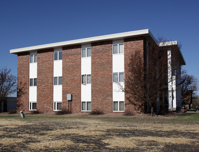 805 School St NW in Elk River, MN - Building Photo - Building Photo