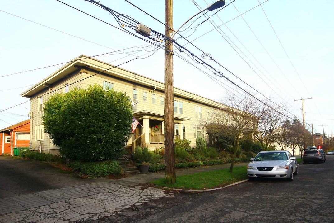 600 W Howe St in Seattle, WA - Building Photo