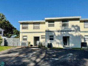 7902 SW 8th St in North Lauderdale, FL - Building Photo - Building Photo