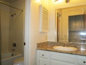 Stonewood Condominiums in Menlo Park, CA - Building Photo - Building Photo