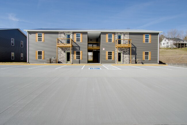 138 Main St N-Unit -8 in Carthage, TN - Foto de edificio - Building Photo