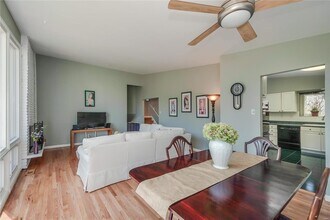 9030 Old Bonhomme Rd in Olivette, MO - Foto de edificio - Building Photo