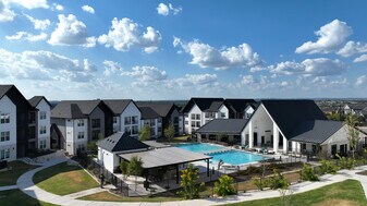 Istana At Wurzbach in San Antonio, TX - Building Photo