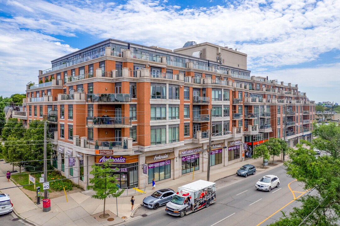 Shoppes on Avenue in Toronto, ON - Building Photo