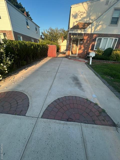 182 Wellington Rd in Elmont, NY - Building Photo