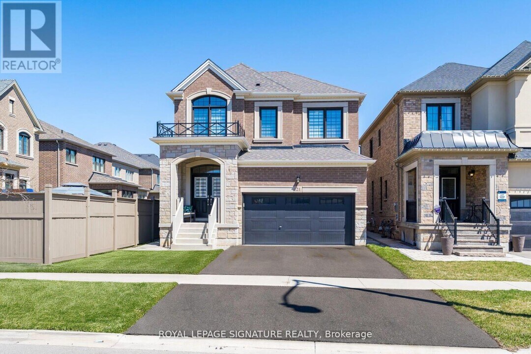 21 Vineyard Dr in Brampton, ON - Building Photo