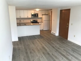 23 Perkins St, Unit 17 in Amesbury, MA - Building Photo