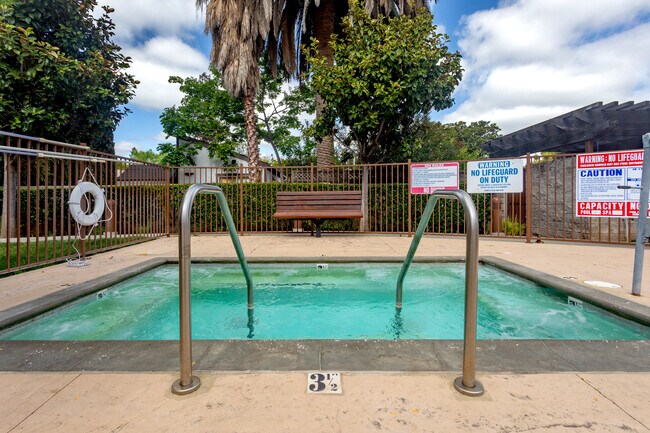 Summercrest Villas in San Jose, CA - Building Photo - Building Photo