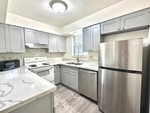 13012 Trail Hollow Dr in Houston, TX - Building Photo - Building Photo