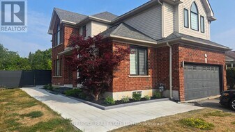 46 Country Ln in Barrie, ON - Building Photo