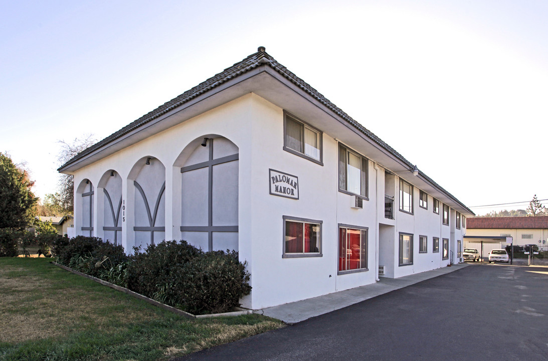 Palomar Manor in Escondido, CA - Foto de edificio