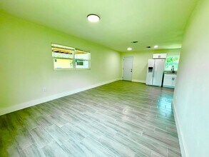 579-581 Wood Ave in Ft. Myers, FL - Building Photo - Building Photo