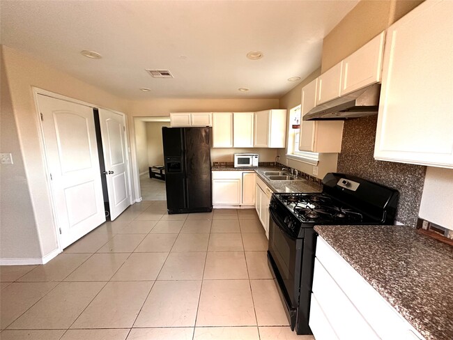 2618 Hill Ave in Dickinson, TX - Building Photo - Building Photo