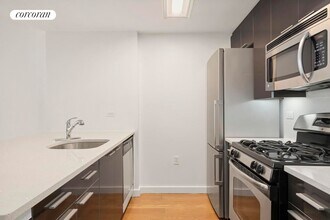 41-18 Crescent St in Queens, NY - Building Photo - Building Photo