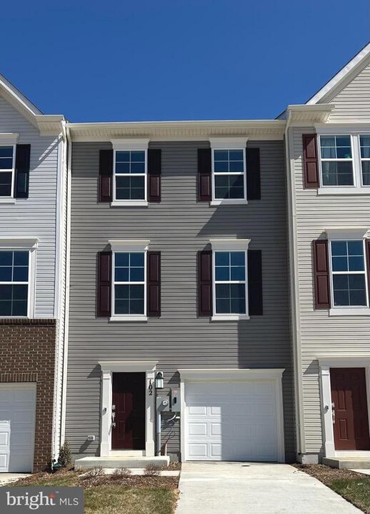 102 Telluride Wy in Charles Town, WV - Building Photo