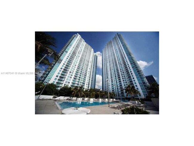 950 Brickell Bay Dr, Unit 1507 in Miami, FL - Building Photo - Building Photo