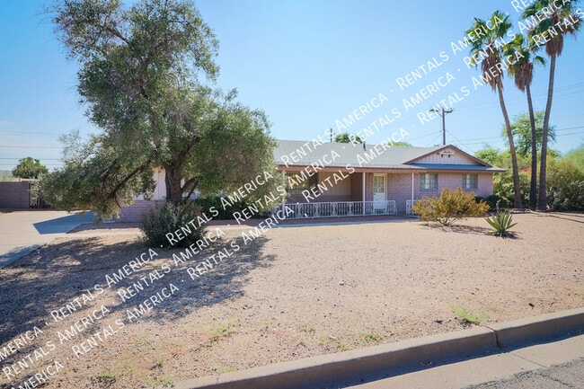 4201 E Stanford Dr in Phoenix, AZ - Foto de edificio - Building Photo