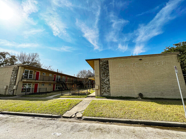 White Cliff in Houston, TX - Building Photo - Building Photo