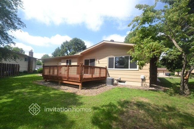 7818 Hampshire Cir N in Minneapolis, MN - Foto de edificio - Building Photo