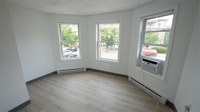 303 Boston Ave, Unit A in Medford, MA - Foto de edificio - Building Photo