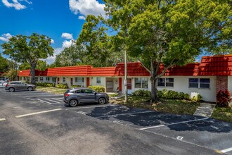 Parkwood Square Condominiums in St. Petersburg, FL - Foto de edificio - Building Photo