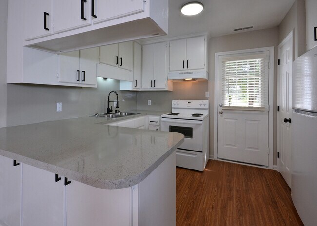 Edgewood Apartments in Butner, NC - Foto de edificio - Building Photo