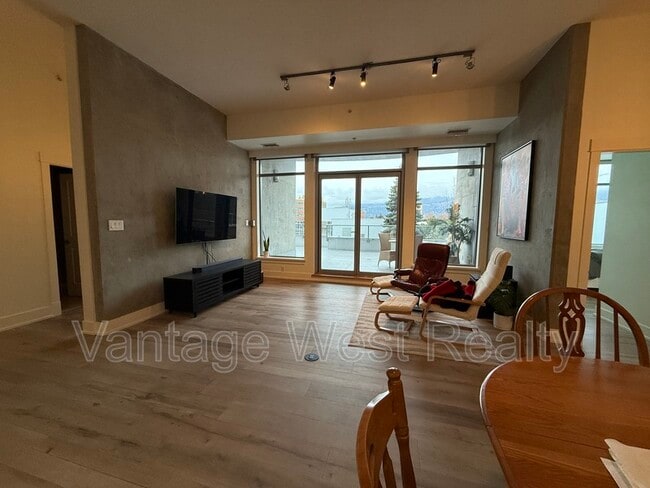 1329-1329 Ellis St in Kelowna, BC - Building Photo - Building Photo