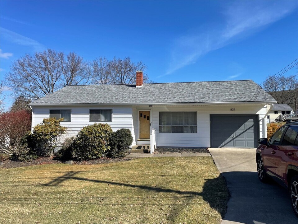829 Murray Hill Rd in Vestal, NY - Building Photo