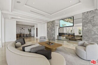 360 Trousdale Pl in Beverly Hills, CA - Building Photo - Building Photo