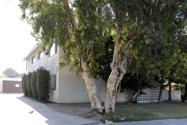 15592 Pasadena Ave in Tustin, CA - Foto de edificio - Building Photo