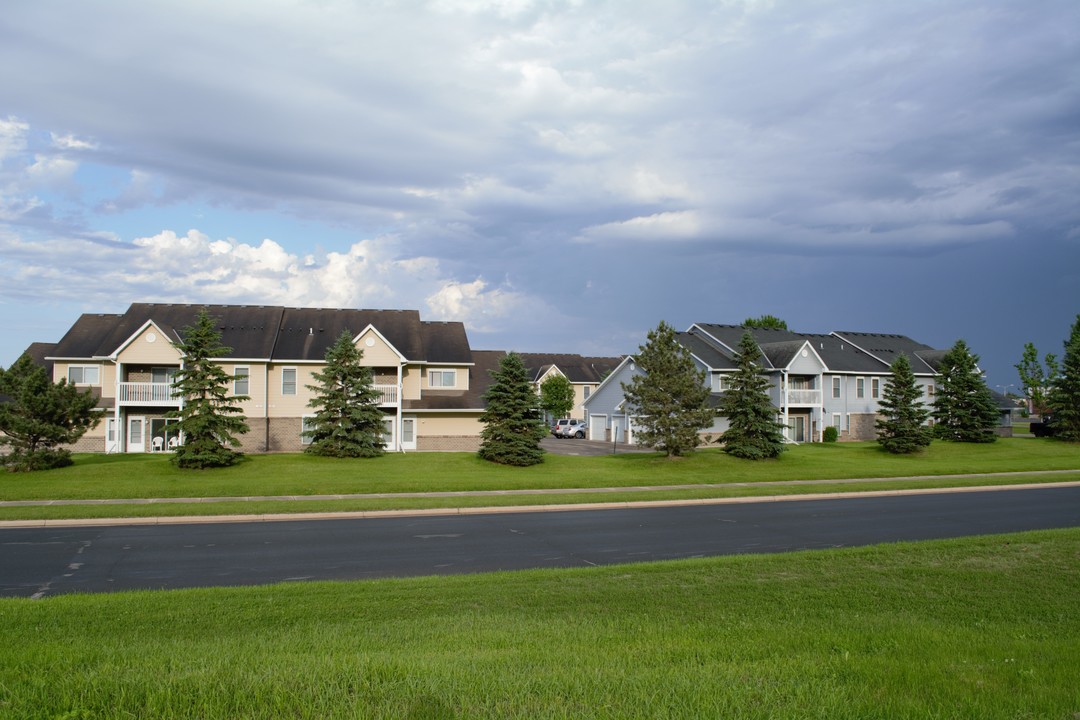 Century Court Townhomes in Hutchinson, MN - Foto de edificio