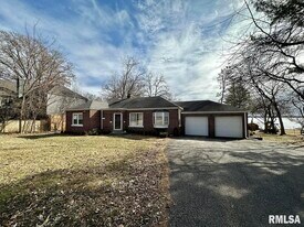 136 E Hazel Dell Ln in Springfield, IL - Building Photo