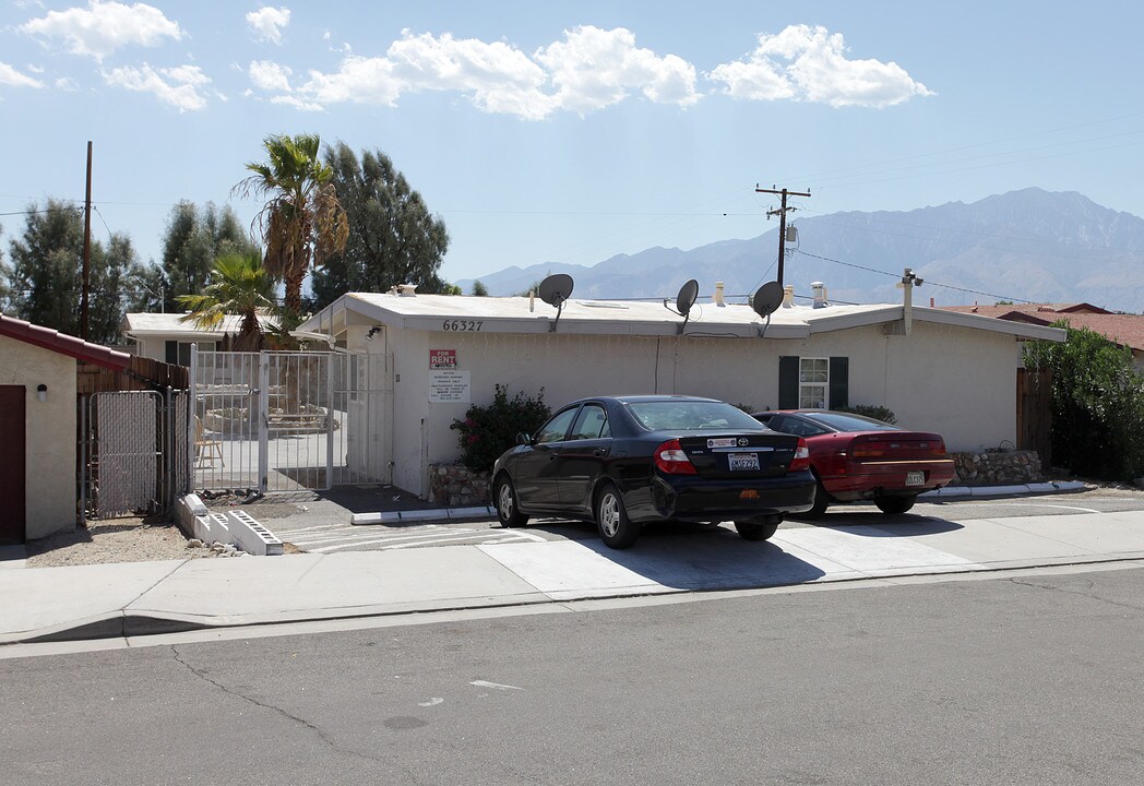 66327 7th St in Desert Hot Springs, CA - Foto de edificio