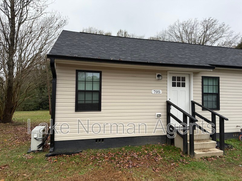 705 N Main St in Stanley, NC - Building Photo