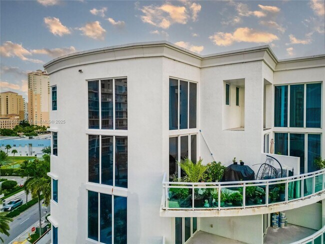 3000 NE 188th St in Aventura, FL - Building Photo - Building Photo