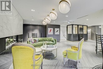 395 Dundas St W in Oakville, ON - Building Photo - Building Photo