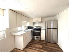 8115 Tolles Dr in North Fort Myers, FL - Foto de edificio - Building Photo